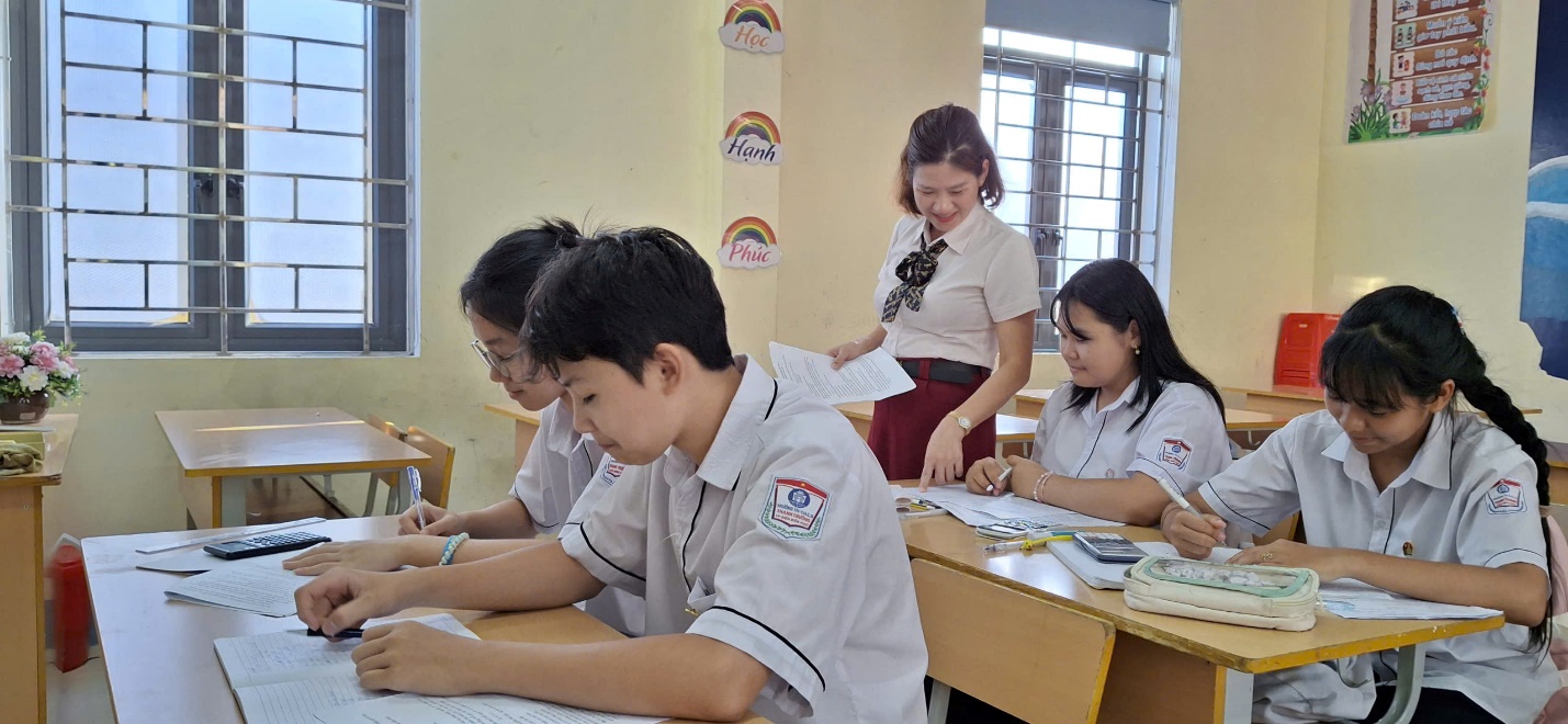 'A group of students in a classroom

Description automatically generated'